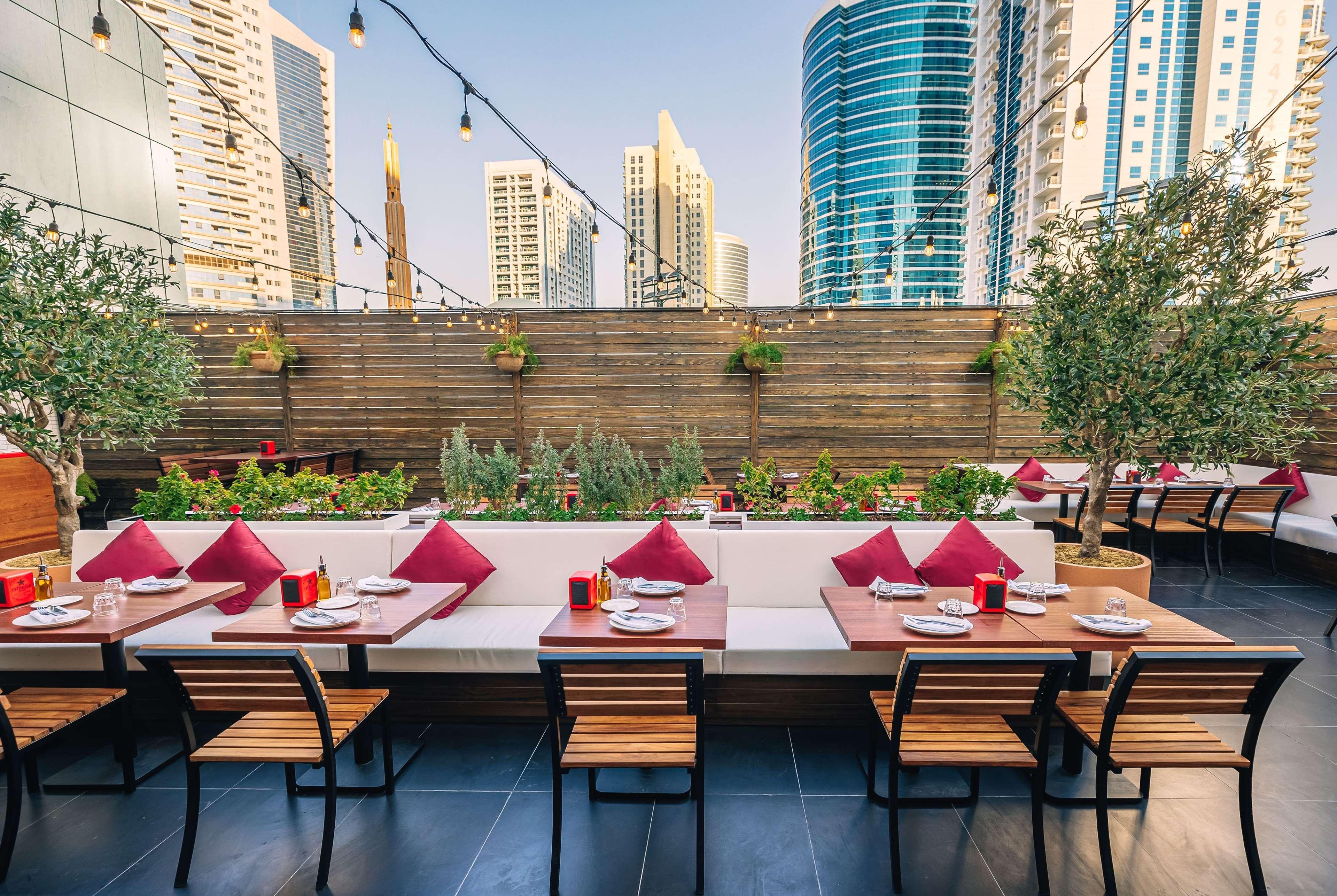 Готель Tryp By Wyndham Дубай Екстер'єр фото The restaurant's rooftop terrace