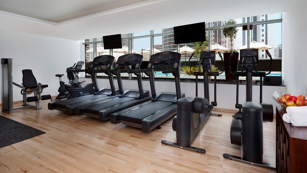 Готель Tryp By Wyndham Дубай Екстер'єр фото Fitness equipment in a gym