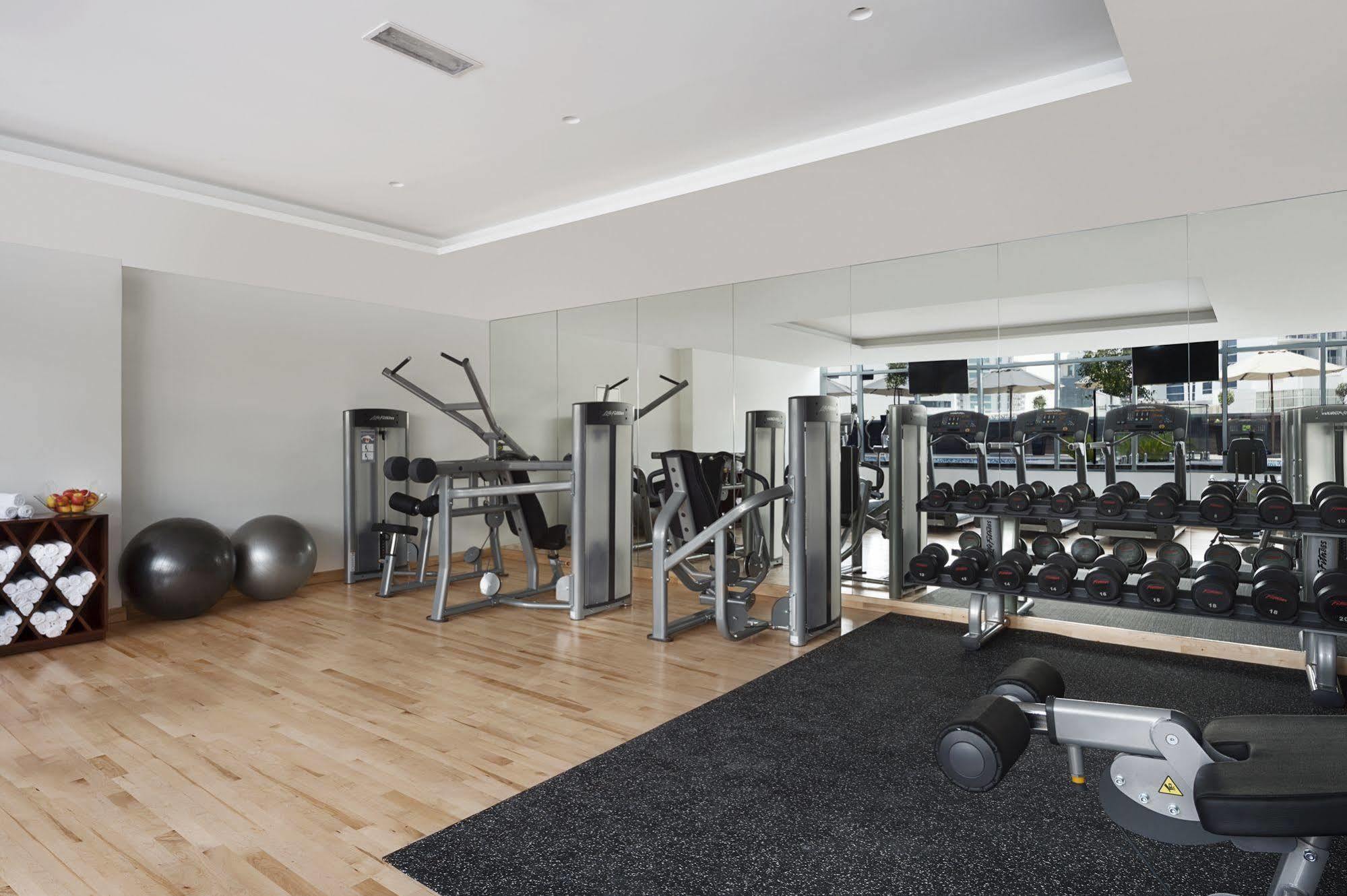 Готель Tryp By Wyndham Дубай Екстер'єр фото Fitness room
