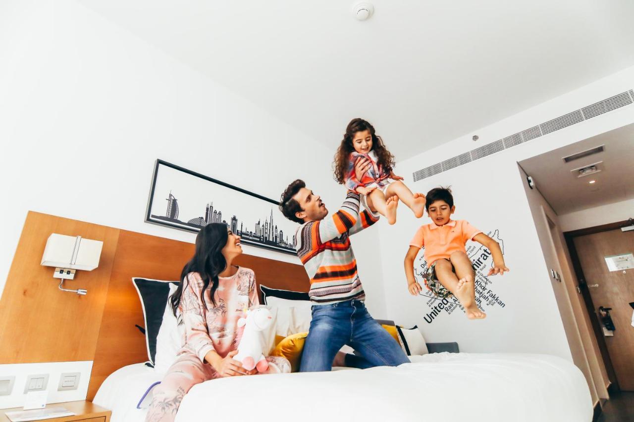 Готель Tryp By Wyndham Дубай Екстер'єр фото Family in a hotel room